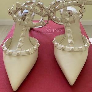 Valentino rockstud shoes  Beige/ivory color